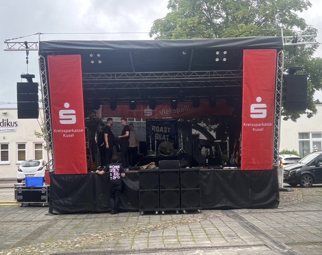 Aufgebaute mobile Trailerbühne auf einem Stadtplatz