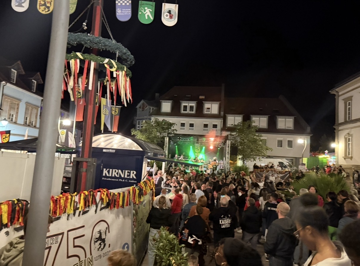 Gut besuchtes Stadtfest am Abend