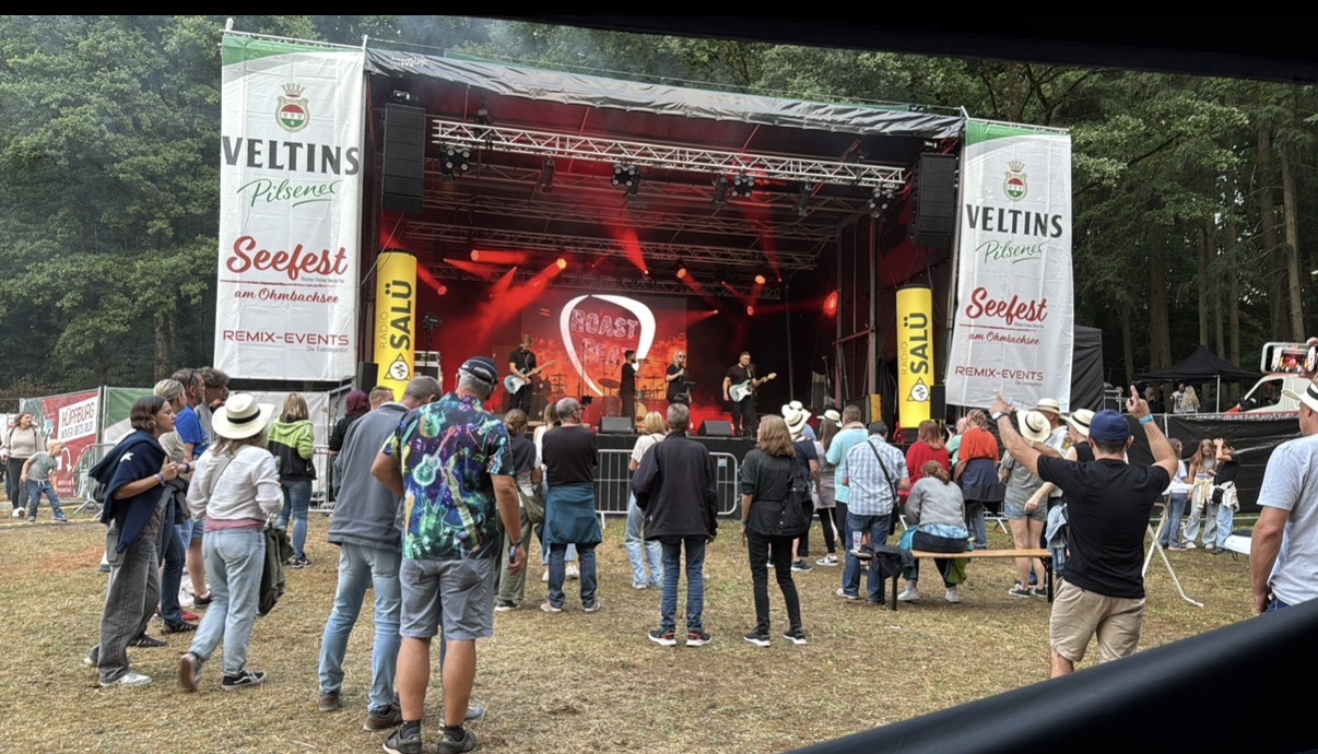 Open-Air-Bühne mit Liveband und Publikum