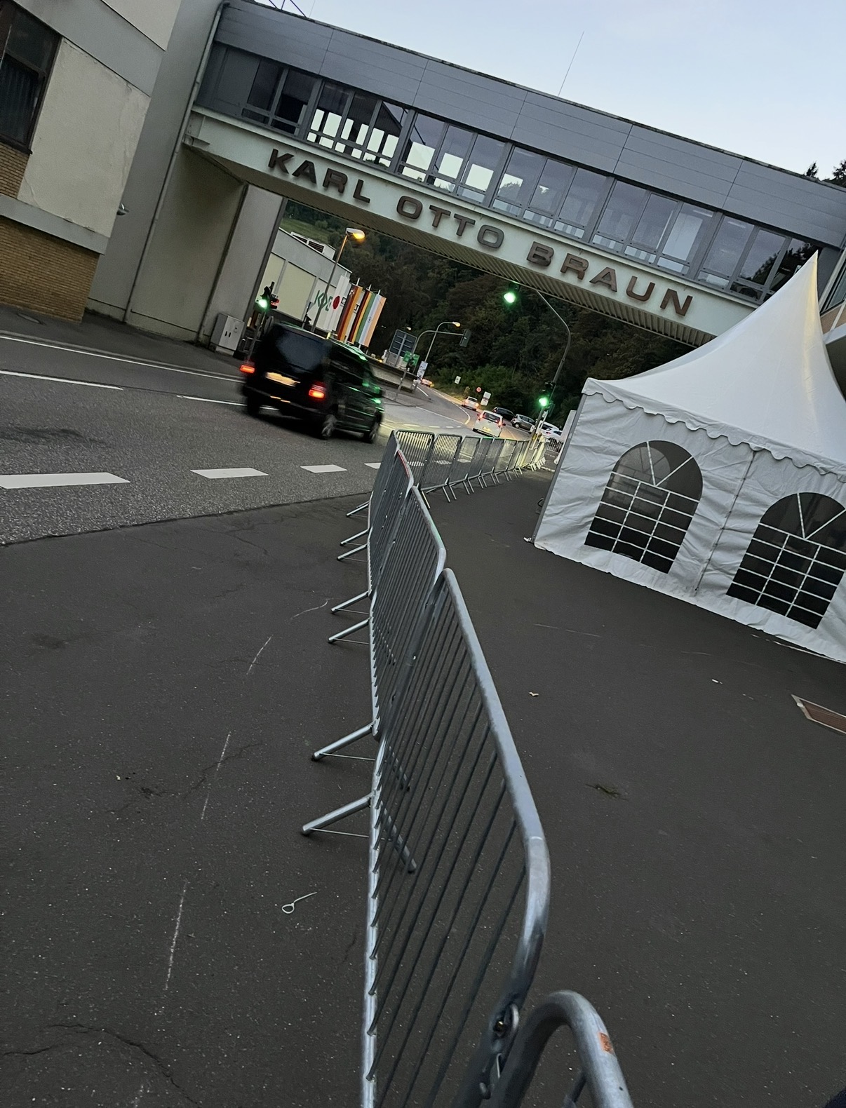 Absperrgitter entlang eines Veranstaltungsbereichs