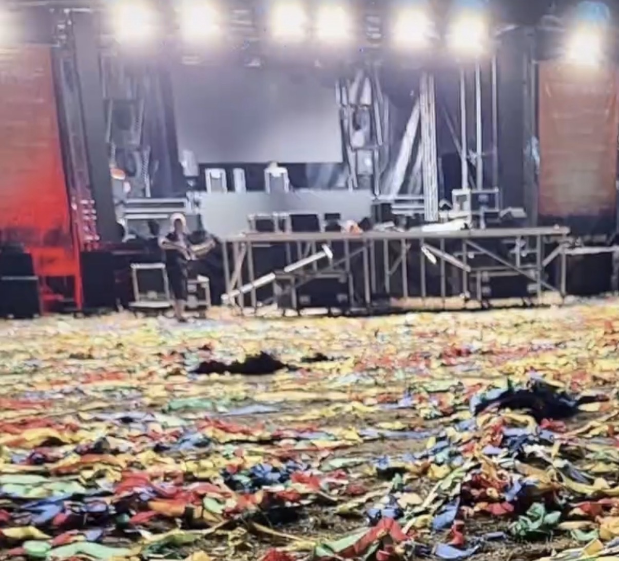 Konfetti nach einer Show auf der Bühne