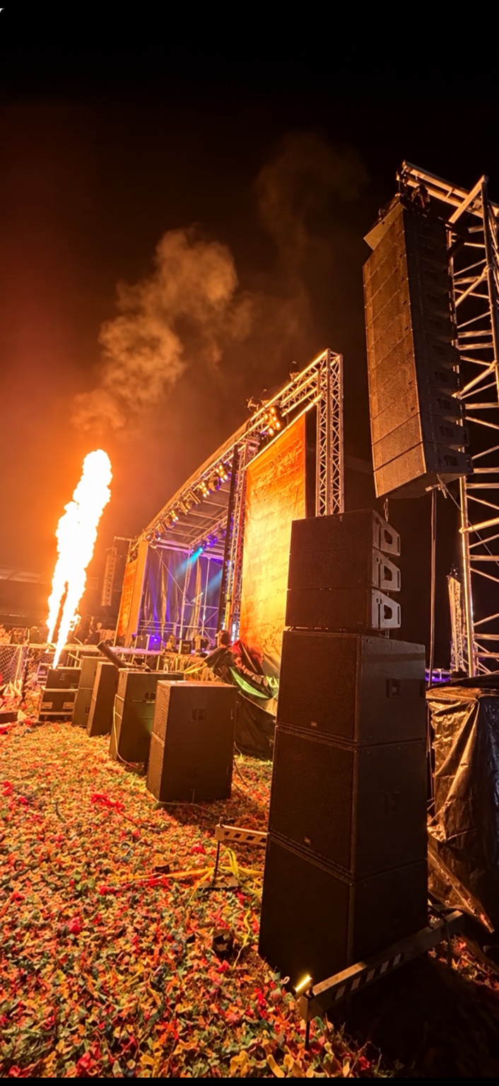 Flamejet und Lichtshow neben einer Konzertbühne